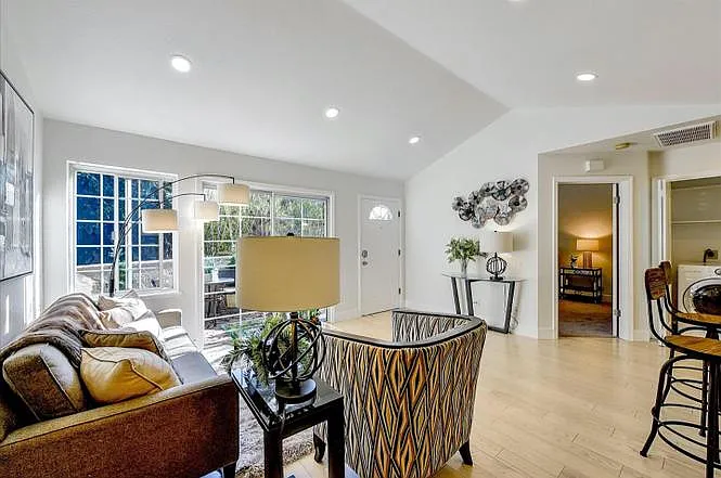 2 bed, 990 sqft, $3,200 — Photo 2