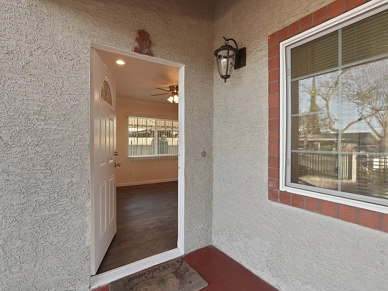 324 Flora St — Photo 3