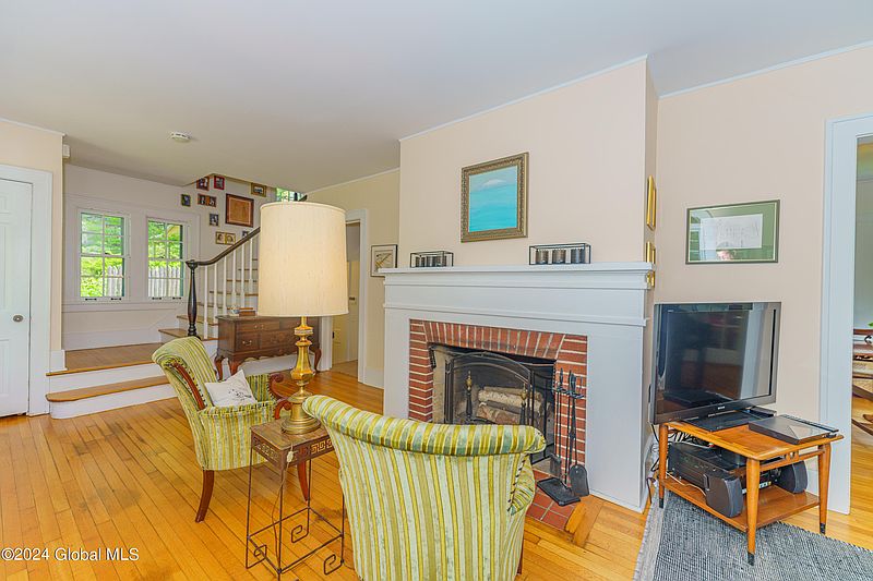 5th image of 145 S Pine Avenue