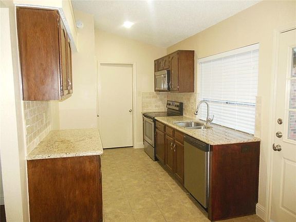 2nd image of 1302 Wyndham Dr