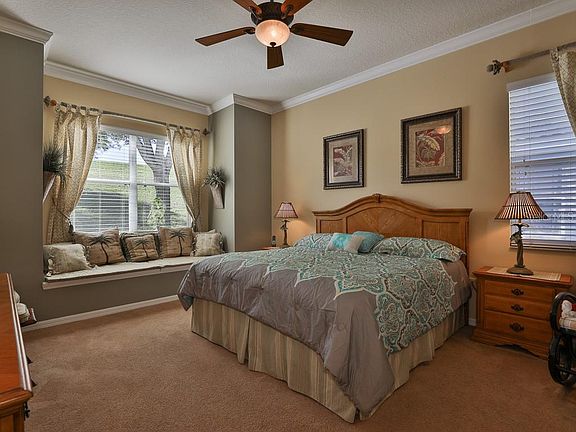 4th image of 944 Wolf Creek St