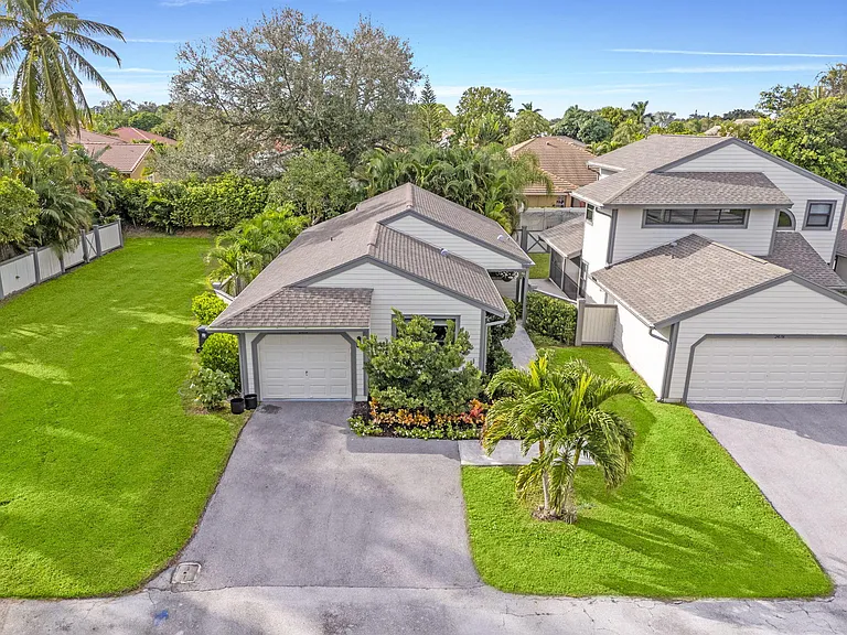 2474 Bedford Mews Dr — Photo 37