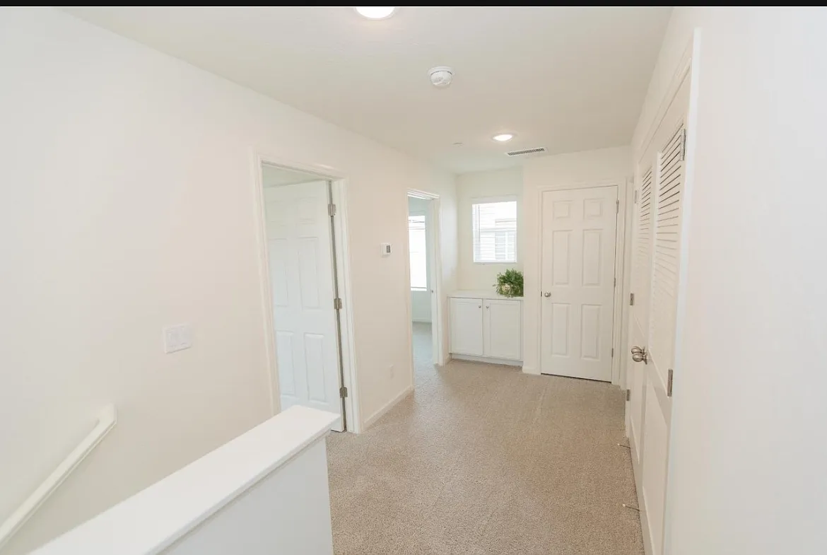 3 bed, 2.5 bath, 1300 sqft, $2,400 — Photo 1