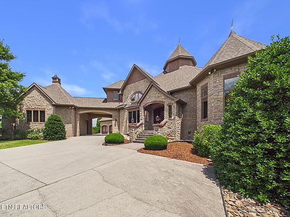 3rd image of 410 Cayuga Dr