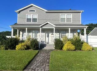 578 Albert St, East Meadow, NY 11554