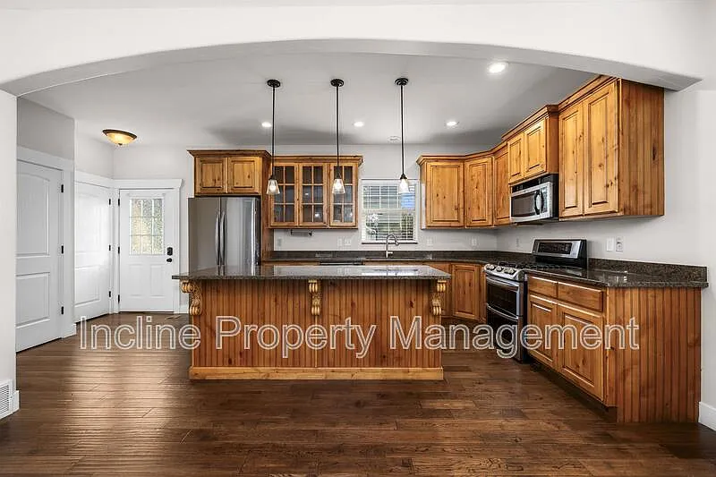 3 bed, 3.5 bath, 2368 sqft, $2,300 — Photo 4