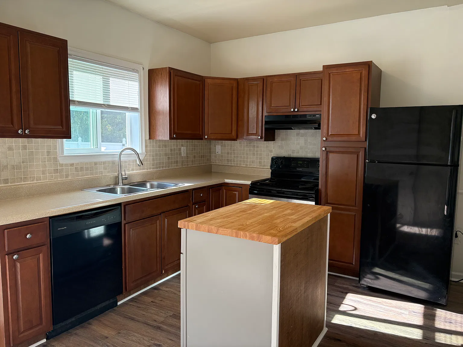 3 bed, 1.5 bath, 1200 sqft, $1,900 — Photo 2