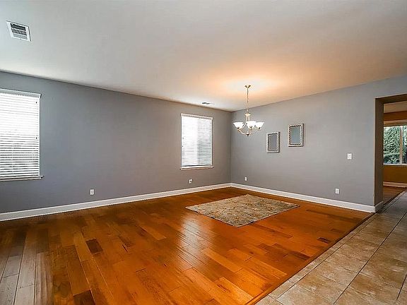 3rd image of 948 Monticello Ct