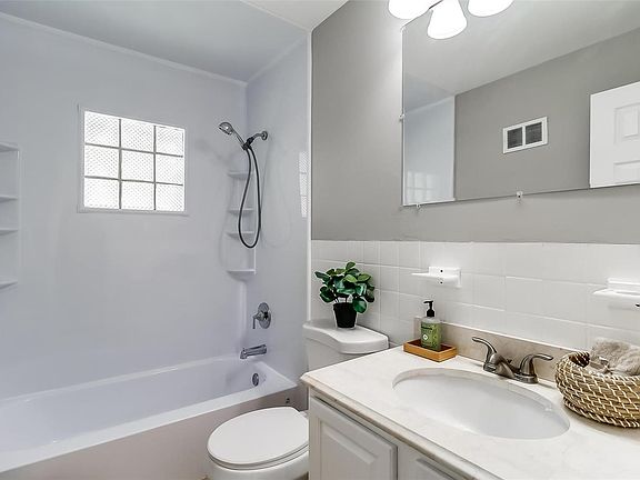 3rd image of 644 De Merville Ave