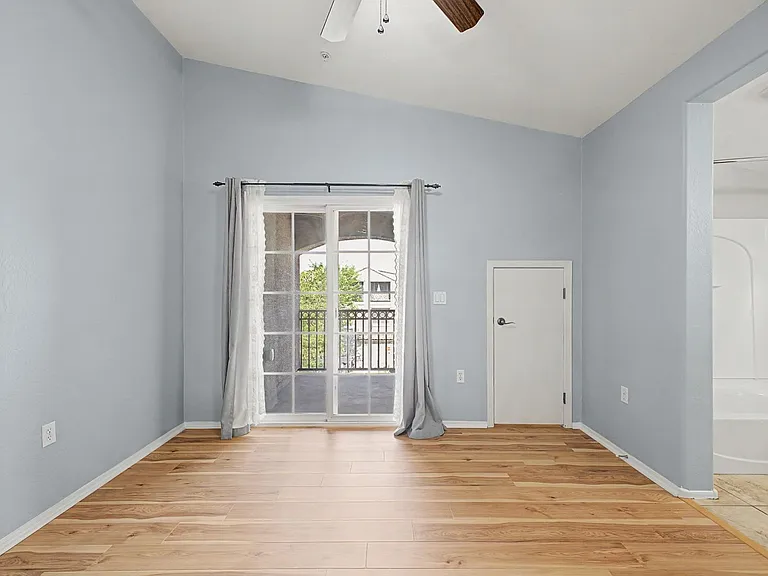 2233 E Huntington Dr — Photo 14