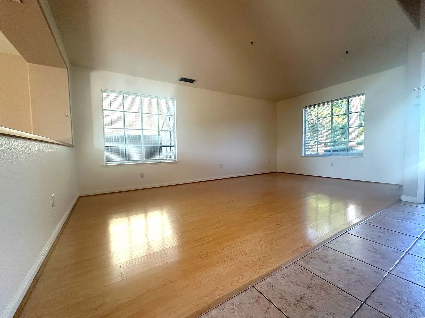 Beautiful 4 Bed, 2.5 Bath in Brentwood — Photo 3