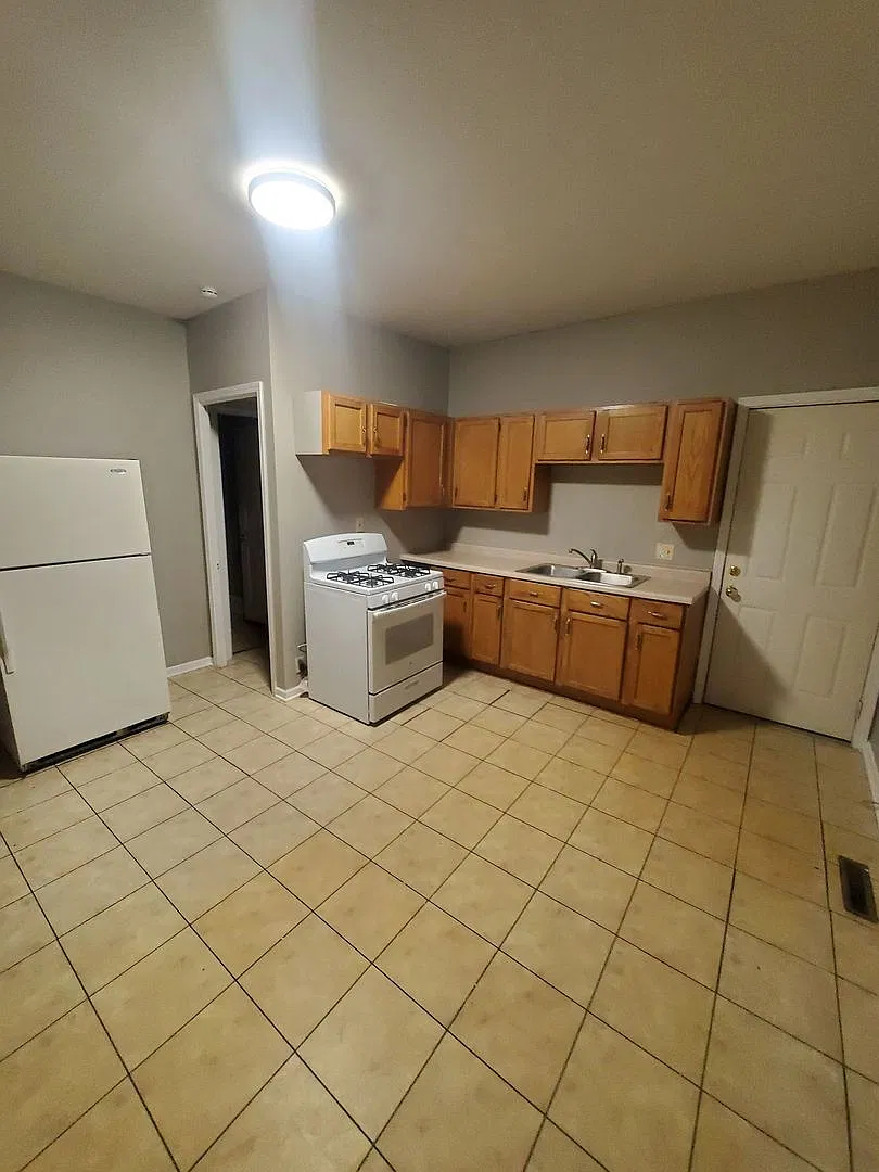 812 College Ave. - 3 Unit — Photo 4
