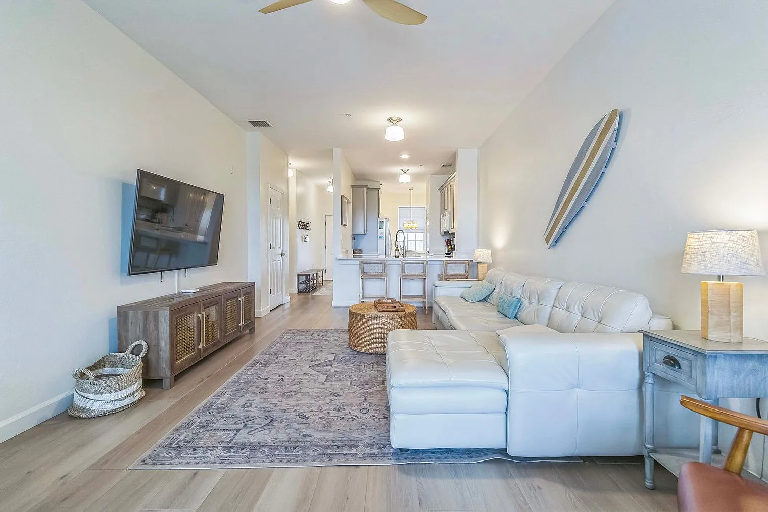2 bed, 2.0 bath, 1097 sqft, $4,276 — Photo 2