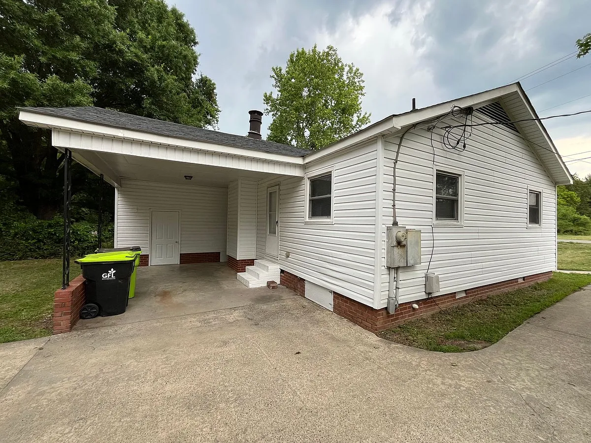 Building Photo - 1206 N State Highway 49