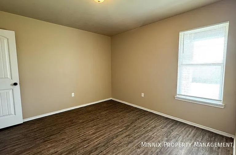 2413 N Avenue O — Photo 12