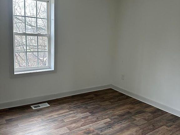 3rd image of 711 Jay St