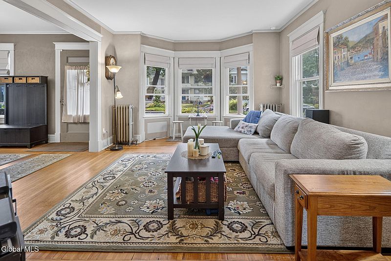 4th image of 1071 Parkwood Boulevard