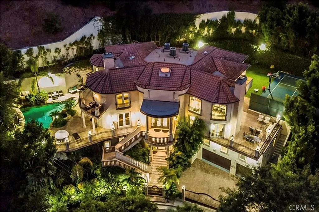 7 bed, 7.5 bath, 7444 sqft, $36,400 — Photo 1