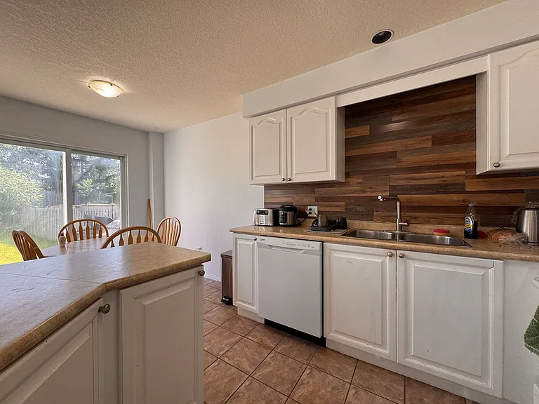 772 Zermatt Dr — Photo 5
