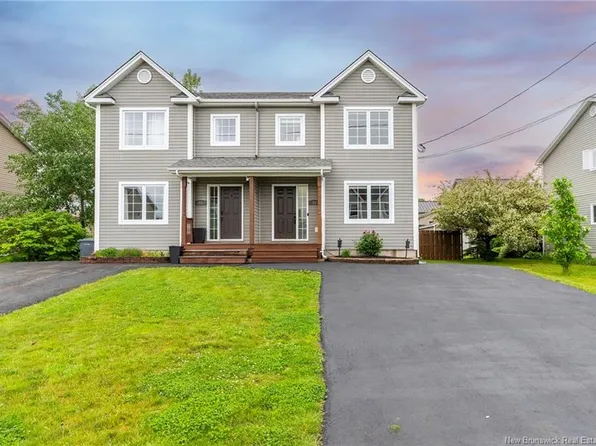 71 Houlahan St, Dieppe, NB E1A 0S9