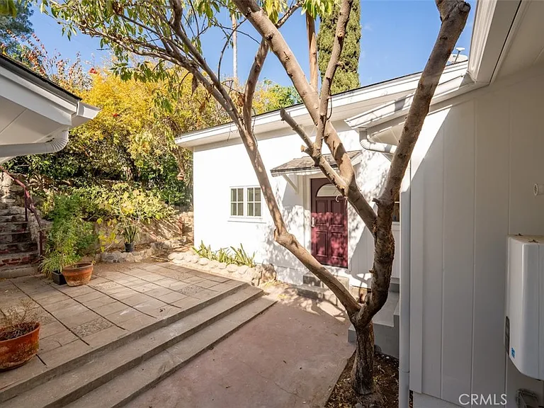 2549 N Beachwood Dr — Photo 28