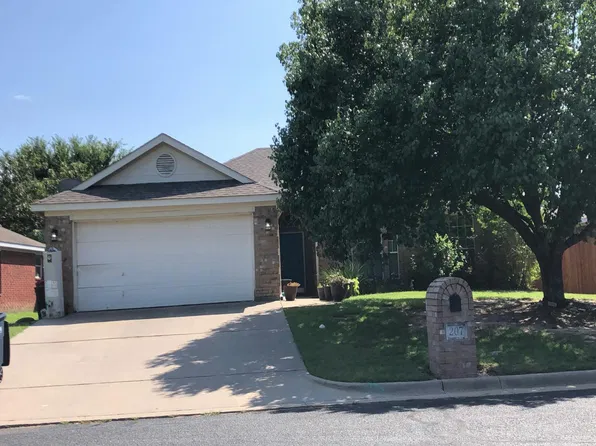 207 Sweetwater Dr, Weatherford, TX 76086