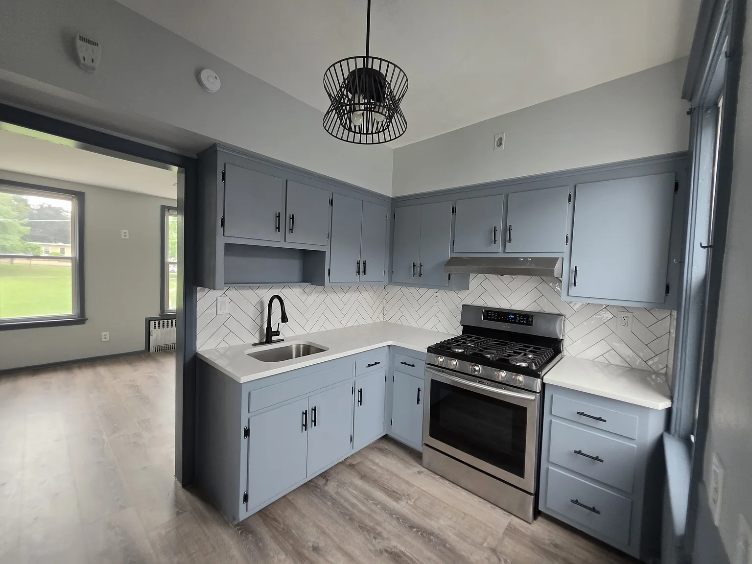 3 bed, 1.5 bath, 1200 sqft, $2,700 — Photo 2