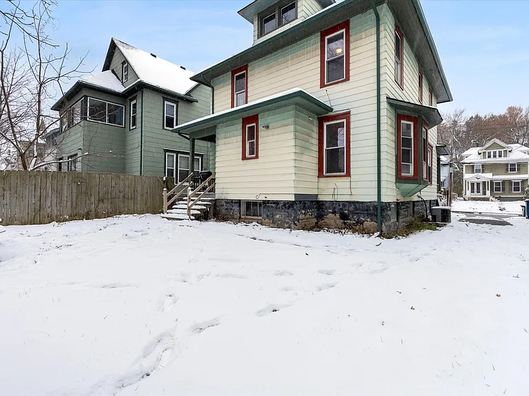 925 Westcott St — Photo 26