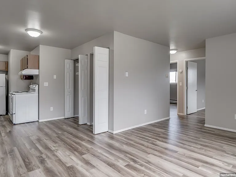 560 W Linwood Ave — Photo 3