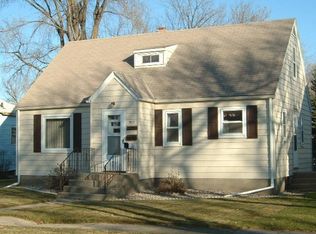 917 S 9th St, Grand Forks, ND 58201