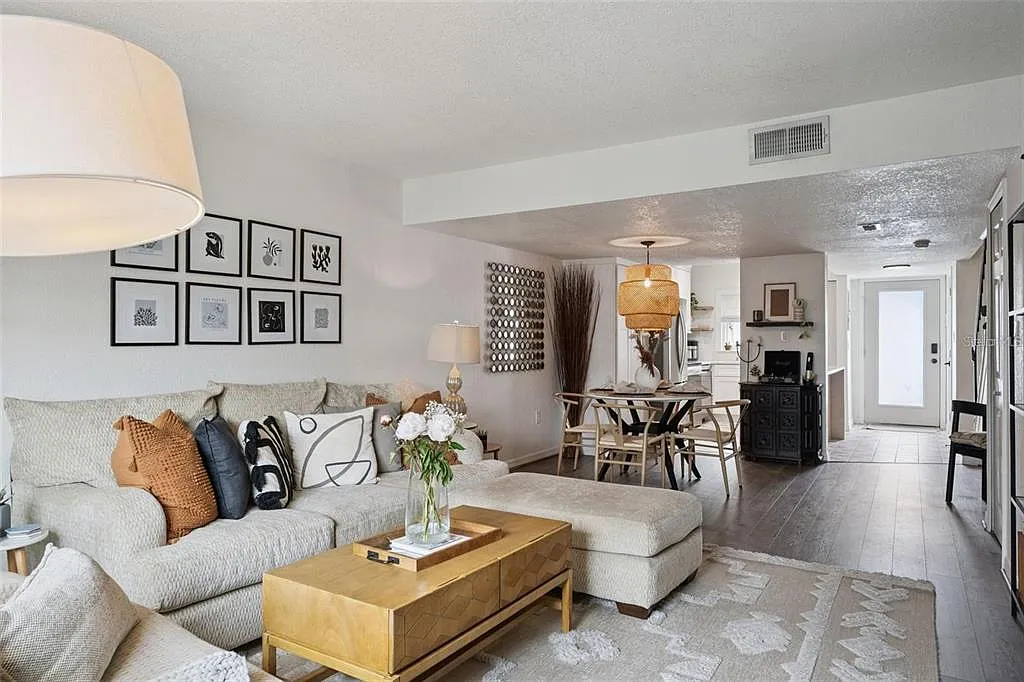 2 bed, 1.5 bath, 1240 sqft, $1,950 — Photo 2