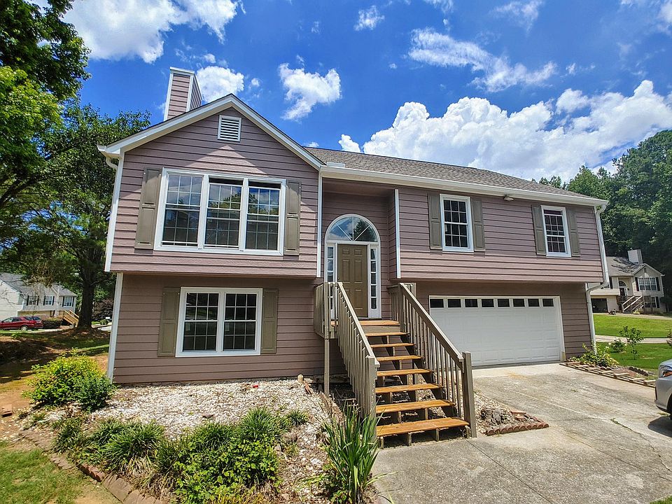 Large front and back yard. Upstairs: 3 Bedrooms, Great/Family room dining room, Freshly renovated kitchen. Downstairs: Two-car garage, Large storage room behind garage, Two full daylight rooms downstairs: 1 Bedroom, 1 Office/game/Media room. Full bath do