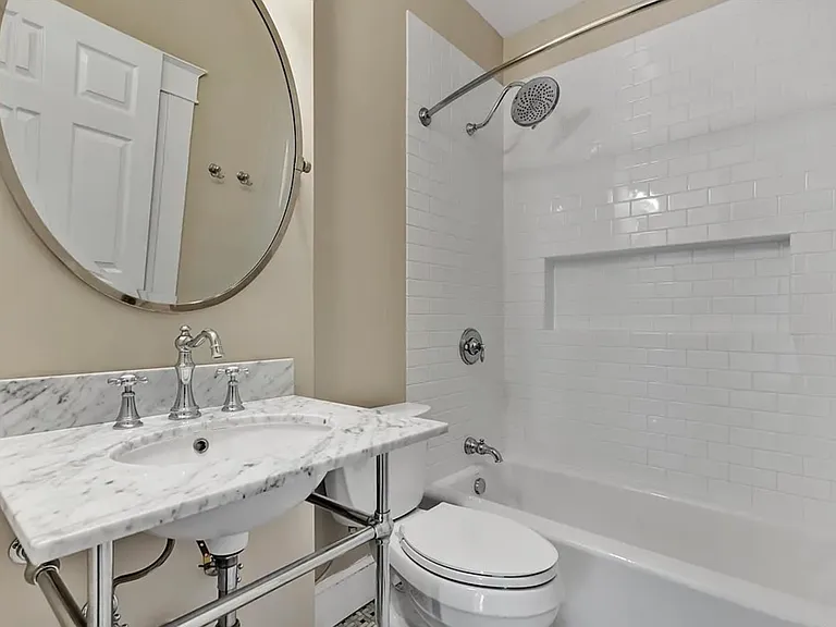 214 W Blake Ln — Photo 3