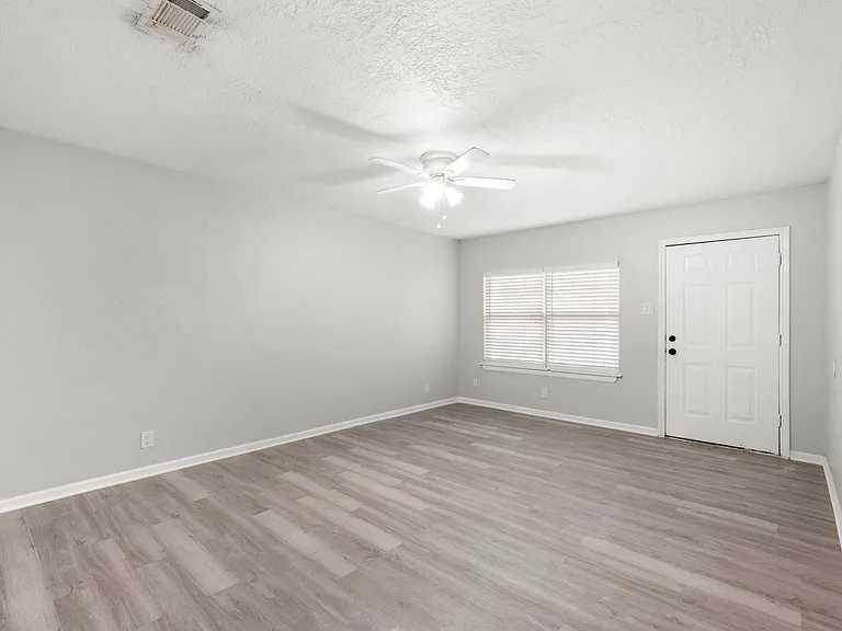 7938 Snowden St — Photo 6