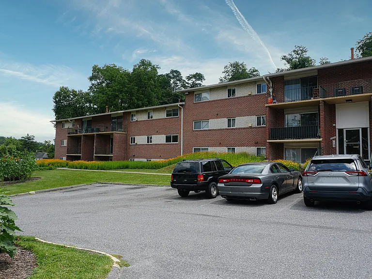 Edmondson Park Apartments — Photo 4