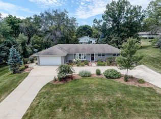 1175 Rolling Green Dr, Waukesha, WI 53186