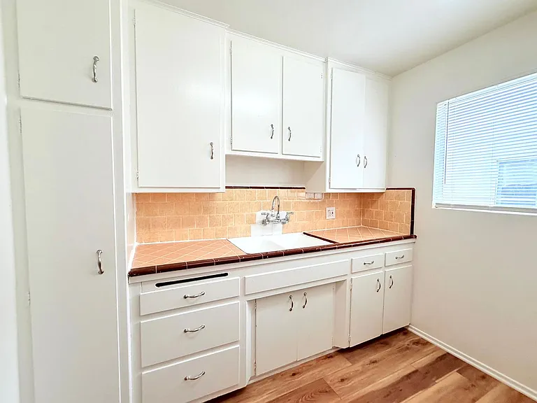 356 N Hayworth Ave — Photo 8