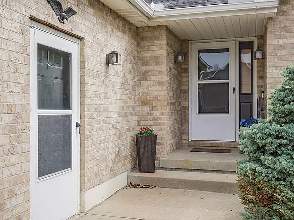 3rd image of 605 NW Silverstone Cir