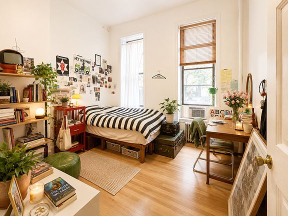 4th image of 634 Willoughby Ave #2
