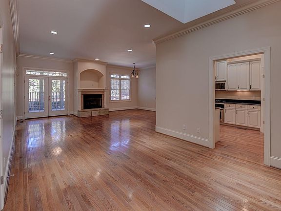 3rd image of 651 Wildflower Cir