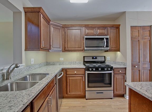 3rd image of 94 Berkshire Ct