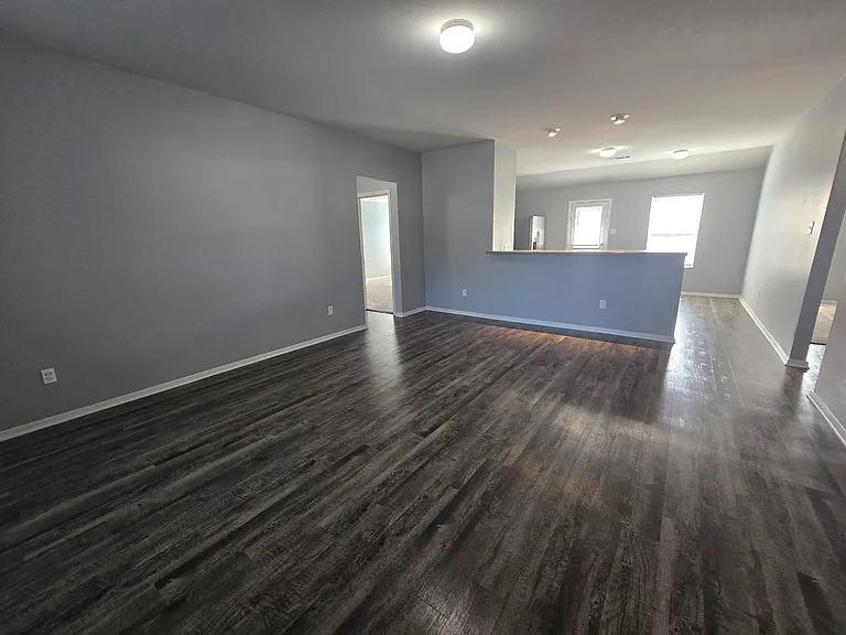 2416 Kenneth Dr — Photo 2