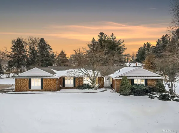 5187 Darby Cir, Rochester, MI 48306