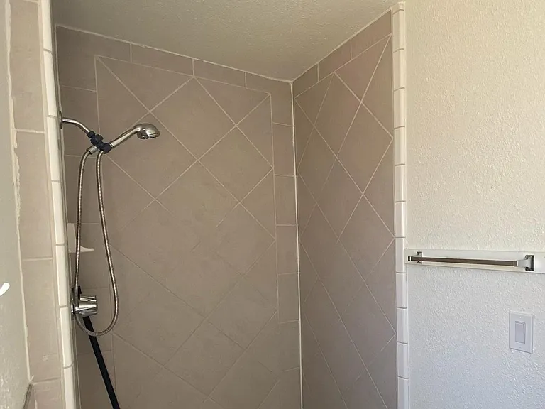 Studio: Bathroom