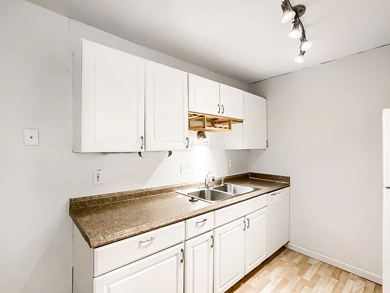 1400 Golden Cir #101 — Photo 4