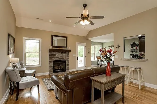 1028 Station Dr — Photo 3
