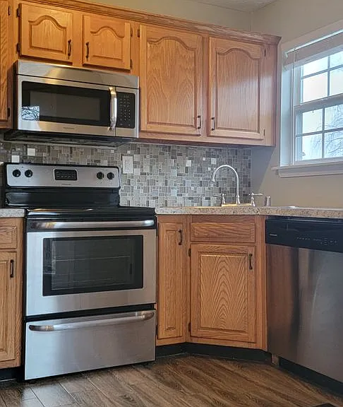696 Liberty Hill Dr — Photo 2