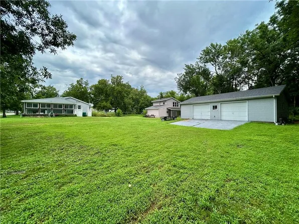 704 E Shawnee St, Paola, KS 66071