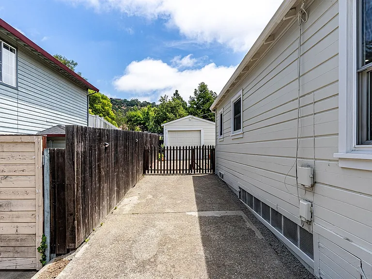 1410 Banks Ave — Photo 29