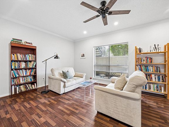 4th image of 1100 Augusta Dr APT 25